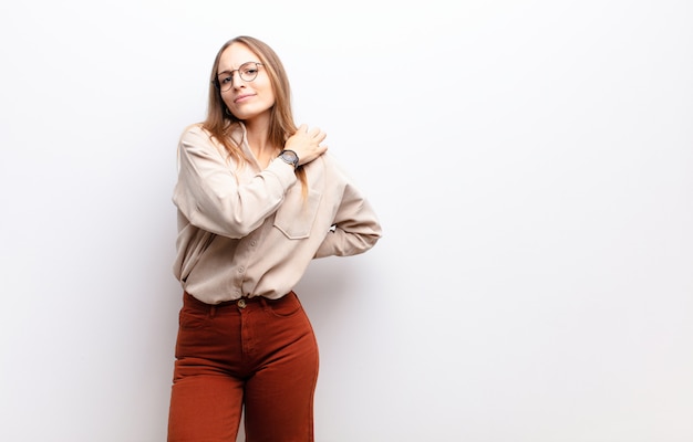 zich moe, gestrest, angstig, gefrustreerd en depressief voelen, lijdend aan rug- of nekpijn