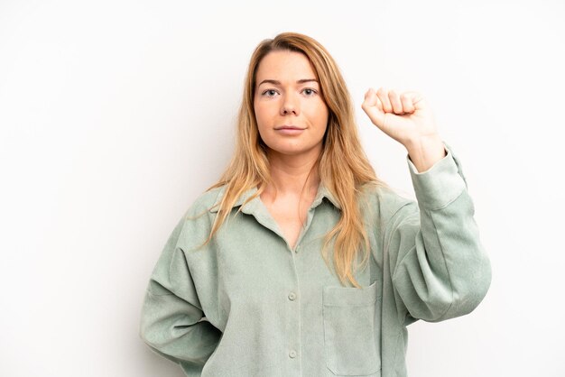 zich serieus sterk en opstandig voelen, vuist opsteken om te protesteren of te vechten voor revolutie