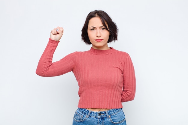 zich serieus, sterk en rebels voelen, vuist opsteken, protesteren of vechten voor revolutie