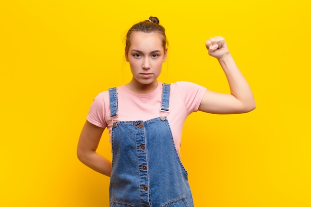 zich serieus, sterk en rebels voelen, vuist opsteken, protesteren of vechten voor revolutie