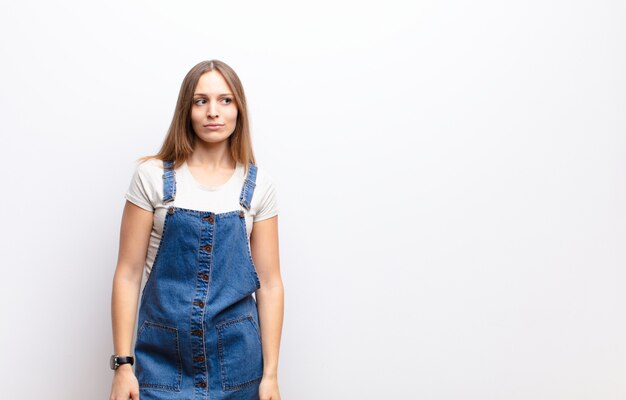 Foto zich verdrietig, boos of boos voelen en opzij kijken met een negatieve houding, fronsend van onenigheid