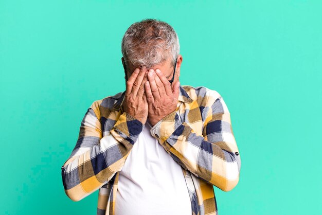 zich verdrietig voelen gefrustreerd nerveus en depressief gezicht bedekken met beide handen huilen