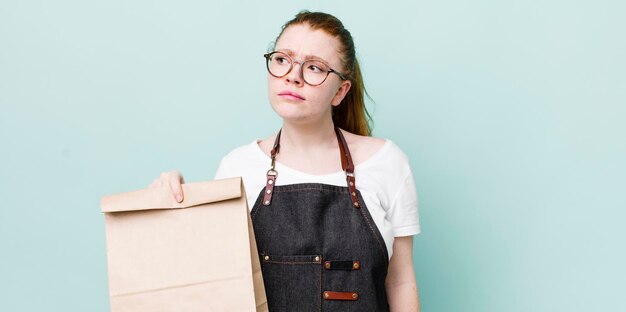 Zich verdrietig voelen, overstuur of boos zijn en opzij kijken