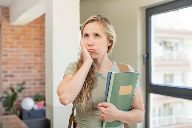 zich verveeld, gefrustreerd en slaperig voelen na een vermoeiend universiteitsstudentenconcept