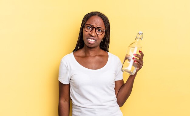 Zich verward en verward voelen, met een stomme, verbijsterde uitdrukking op zoek naar iets onverwachts. waterfles concept