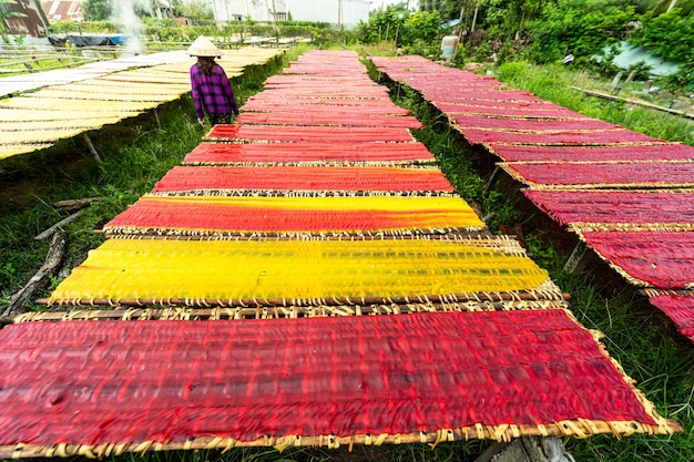 Zicht op cassavemeel dat dorpsingrediënten maakt voor zoete soep, een traditionele culinaire specialiteit van de stad Tay Ninh, Vietnam Zakelijk en reisconcept