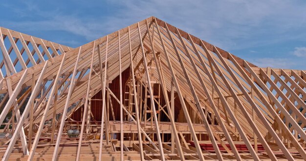 Zicht op dakspant systeembalken houten frame huis in aanbouw