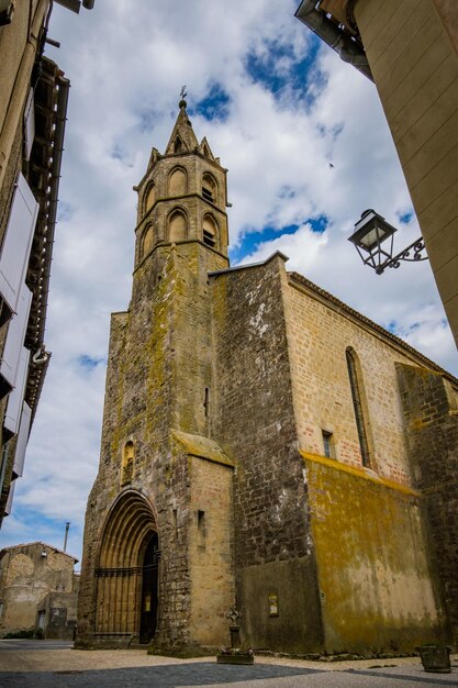 Zicht op de gotische middeleeuwse kerk van Fanjeaux in het zuiden van Frankrijk (Aude)