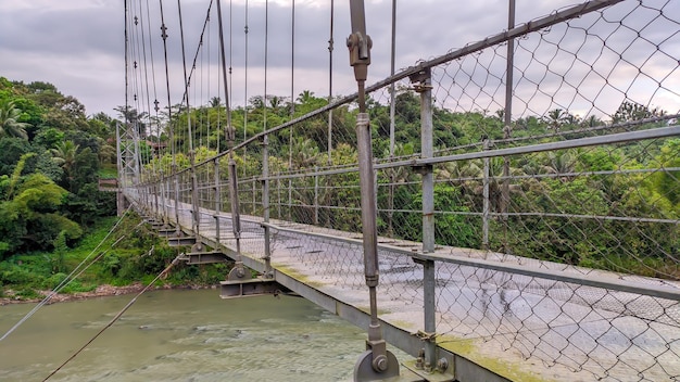 zicht op de hangbrug