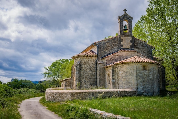 Zicht op de middeleeuwse kapel van Notre Dame D'Aleyrac te midden van wijngaarden in Herault