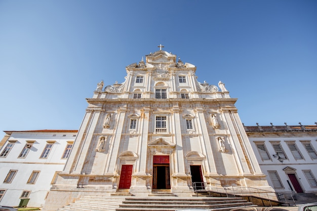 Zicht op de nieuwe gevel van de kathedraal in de stad coimbra in centraal portugal