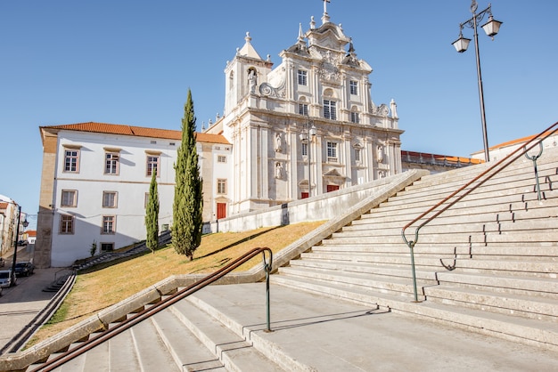 Zicht op de nieuwe gevel van de kathedraal in de stad coimbra in centraal portugal