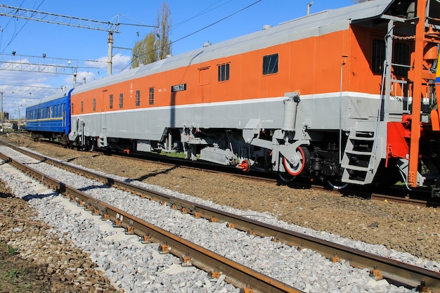 Zicht op de onderhoudstrein op het spoor