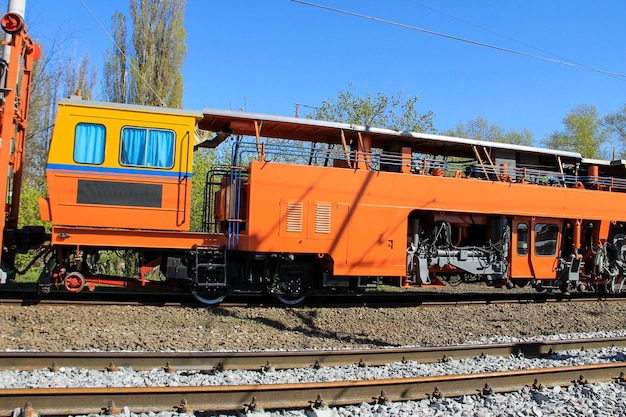 Zicht op de onderhoudstrein op het spoor