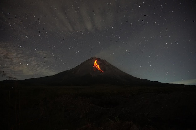 zicht op de uitbarsting van een vulkaan 's nachts