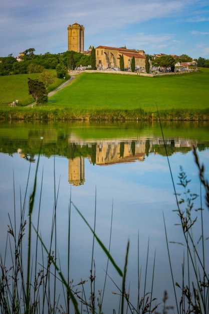 Zicht op de versterkte middeleeuwse kerker van het dorp Bassoues, met Lac de Saint Fris