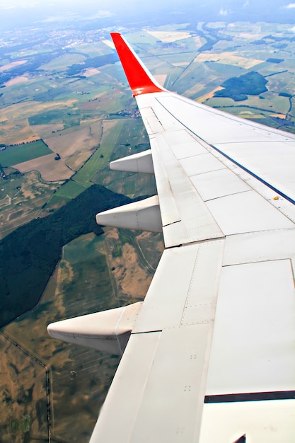 Zicht op de vleugel van het straalvliegtuig tijdens de landing boven Duitsland