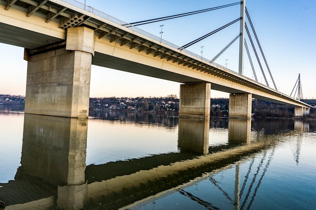 Zicht op de Vrijheidsbrug in Novi Sad, Servië