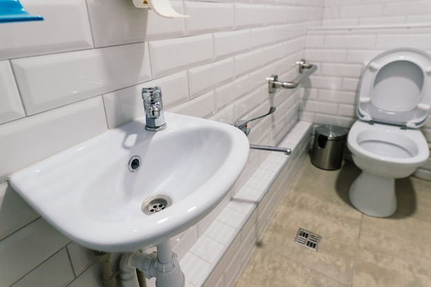 Zicht op een nieuw toilet- en badkamerinterieur voor ziekenhuis, wit en schoon