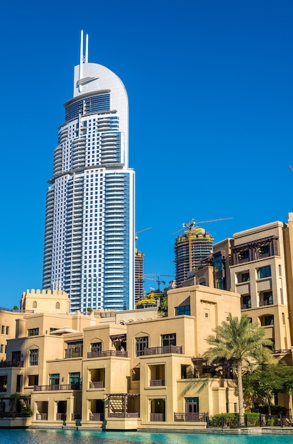 Zicht op het address downtown hotel in dubai op 28 december 2015. de toren brandde af op de nieuwjaarsnacht