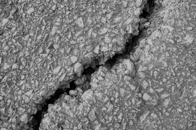 Zicht op het asfalt met een scheur Oude weg Aardbeving effect Textuur achtergrond