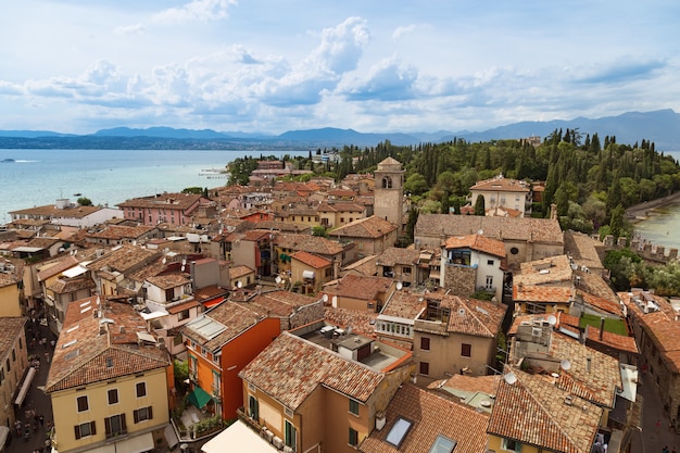 Zicht op het kleine Italiaanse stadje Sirmione op de top van het Scaliger-kasteel.