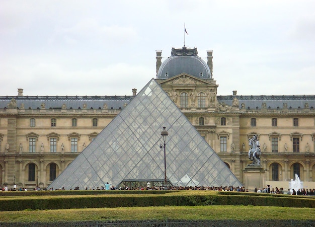 Zicht op het Louvre en de piramide op een zomerdag Parijs Frankrijk