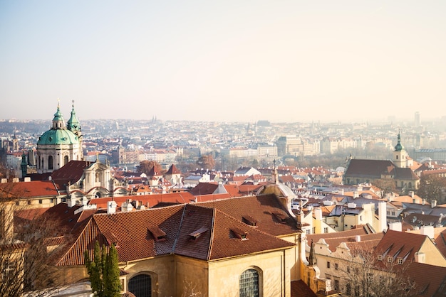 Zicht op het panorama van praag met rode daken en historische architectuur