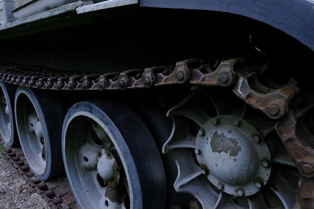 Zicht op het voorste deel van de groene rups van de tank die met de wielen op de grond staat