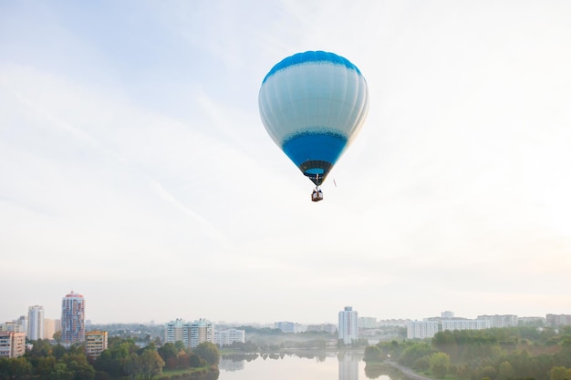 zicht op heteluchtballon vliegen