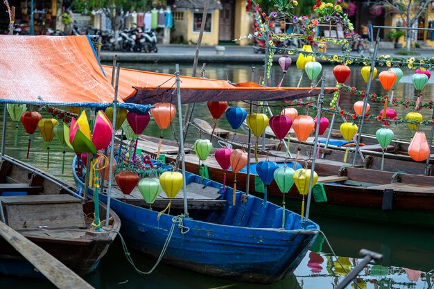 Zicht op houten boten met kleurrijke lantaarns op het rivierwater in de oude stad Hoi An Vietnam