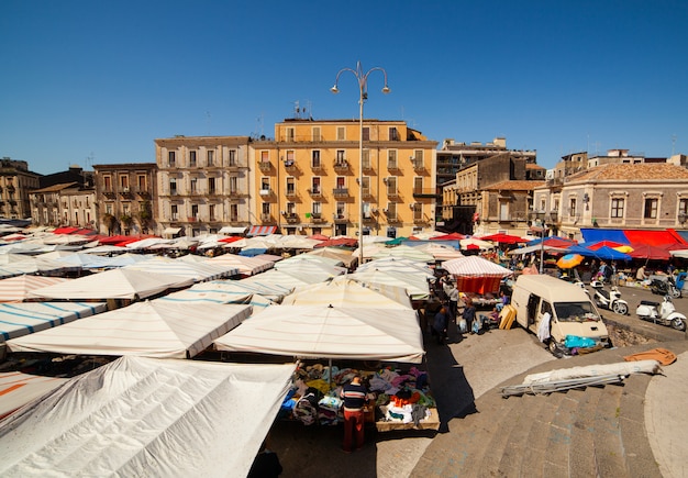 Zicht op open markt genaamd fera ò luni, catania