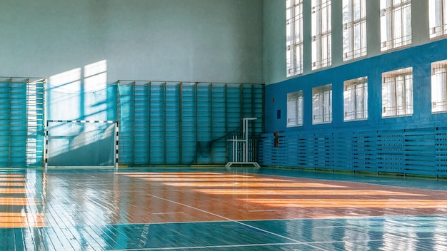 Zicht op schoolgymnasium in de zon