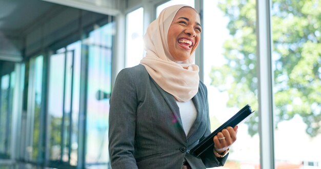 Zie moslim en mentaliteit onder ogen zien met een zakenvrouw in haar kantoor op het werk die een hijab draagt voor religie of geloof Portretvisie en glimlach met een islamitische vrouwelijke werknemer die op haar werkplek staat