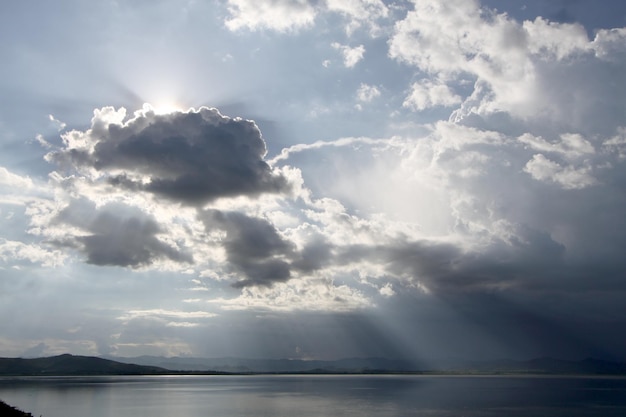 zie wolken de zon bedekken