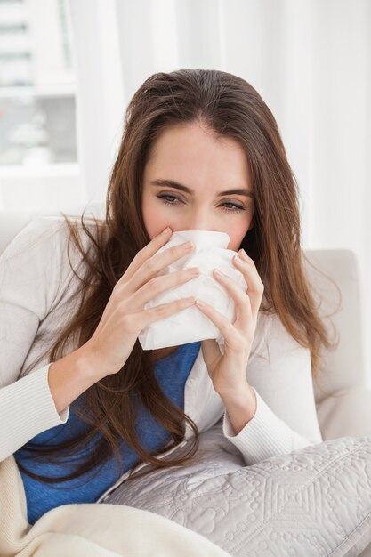 Ziek brunette op de bank