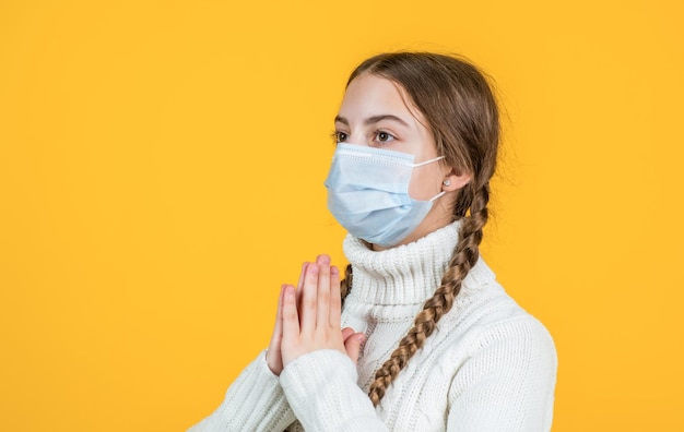 Ziek meisje met beschermingsmasker tijdens covid19 pandemische uitbraak mediteren