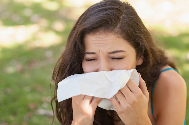 Zieke jonge vrouw met behulp van een zakdoek