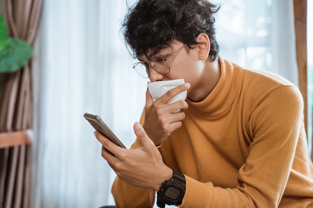 Zieke man met behulp van mobiele telefoon