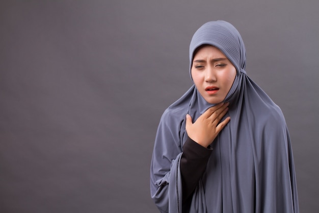 Zieke moslimvrouw hoesten met verkoudheid of keelpijn