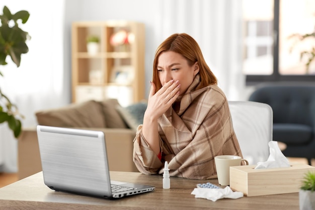 Zieke vrouw die thuis een videogesprek heeft op een laptop.