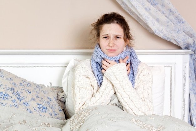 Zieke vrouw gaat op haar bed liggen