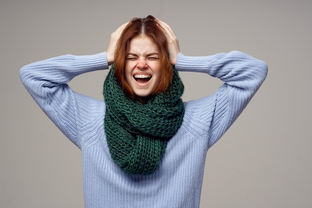 Zieke vrouw groene sjaal op het hoofd geïsoleerde achtergrond