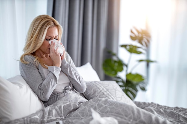 Zieke vrouw in bed thuis