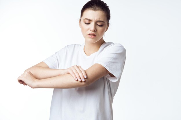 Zieke vrouw in witte t-shirt pijn gezondheidsproblemen ontevredenheid