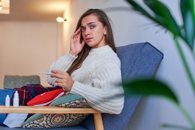 Zieke vrouw met hoge koorts en hoofdpijn