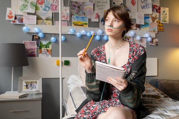 Foto zieke vrouw schrijft gedachten in haar dagboek