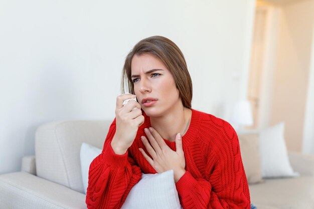 Zieke vrouw zit op bed voel ongezond snuit lopende neus zieke jonge vrouw die lijdt aan rhinitis snuift luchtweginfectie krijgt griepje medicatie nodig