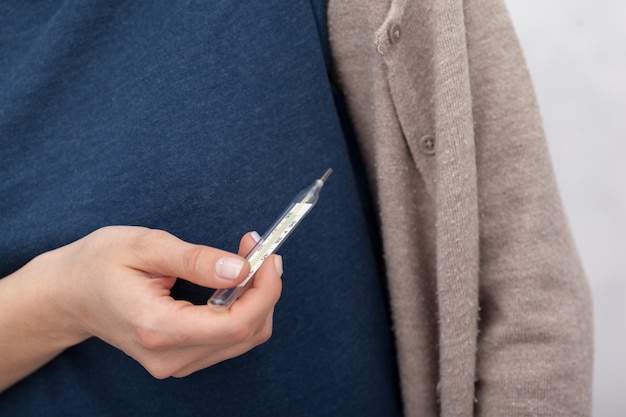 Zieke vrouwen met een thermometer