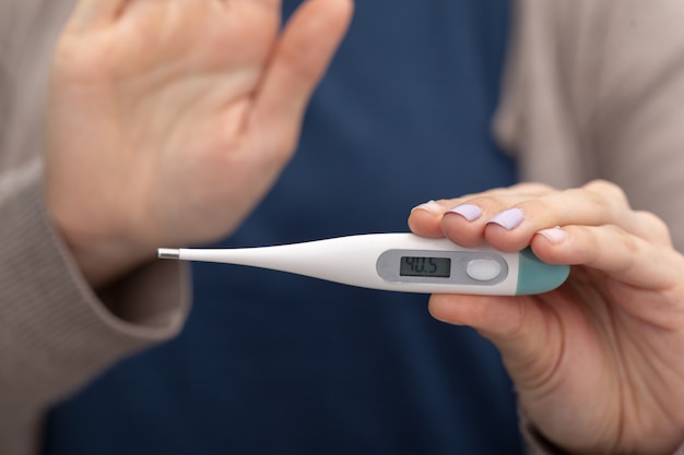 Zieke vrouwen met een thermometer